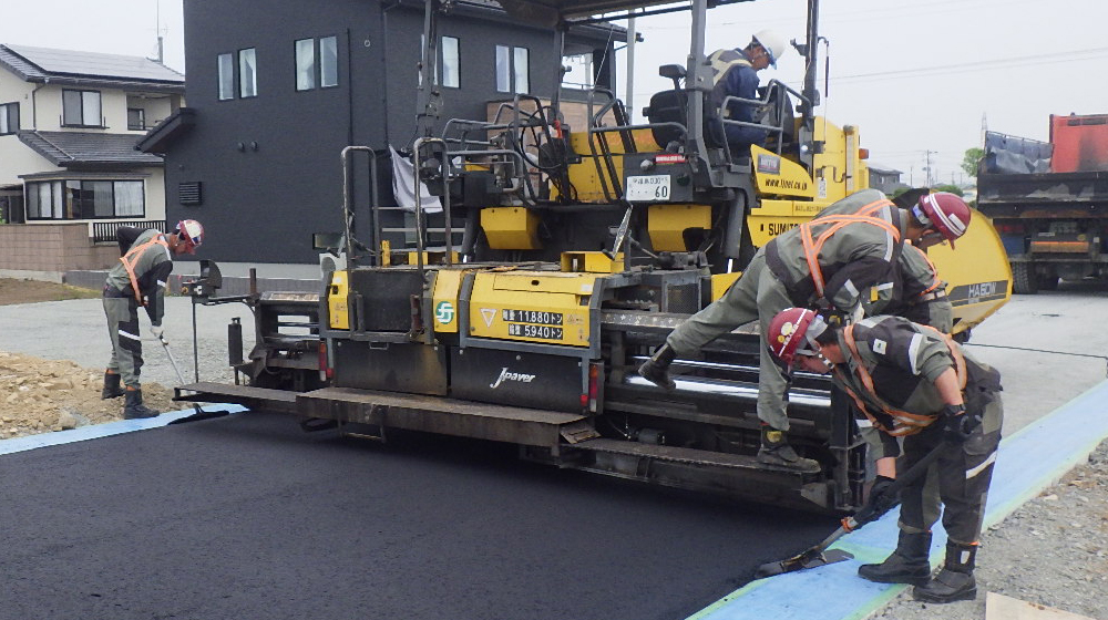 大手道路会社、ご依頼での道路舗装工事など日々奮闘致しております。